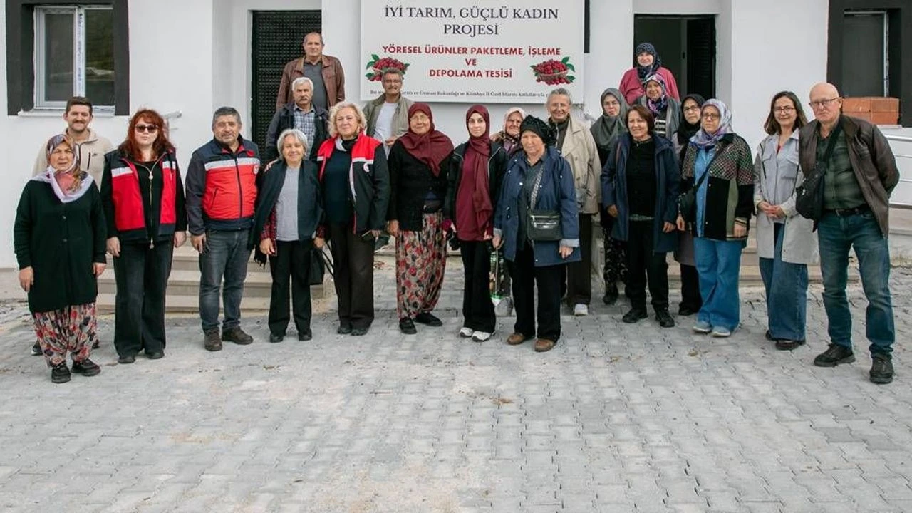 Eskişehirli Kadın Çiftçiler Kütahya’da Kuşburnu Üretimini İnceledi