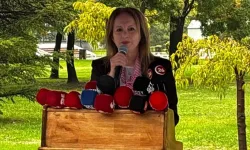 Sevinç Uluçeşme’den Ayşe Ünlüce’ye Onursal Üyelik Nişanesi