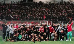 Eskişehirspor taraftarları İzmir'de şov yaptı: 600 kişilik tribün tamamen doldu