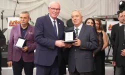 Kazım Kurt'tan Eskişehirli mühendislere plaket takdimi