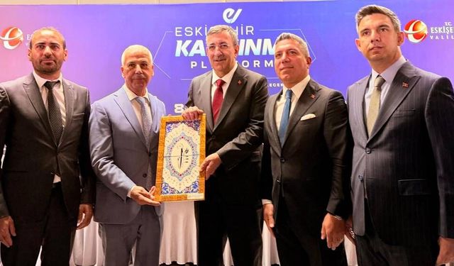 Eskişehir Dost Dernekler Federasyonu'ndan Cumhurbaşkanı Yardımcısı Cevdet Yılmaz’a plaket
