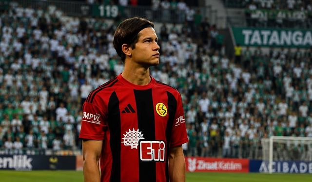 Eskişehirspor’da saha ortasında sürpriz evlilik teklifi